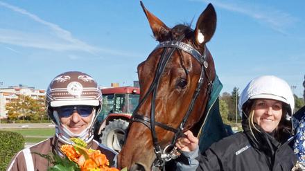 Trabertrainer Josef Franzl (l.) schwärmt für seinen Hengst Schampus.