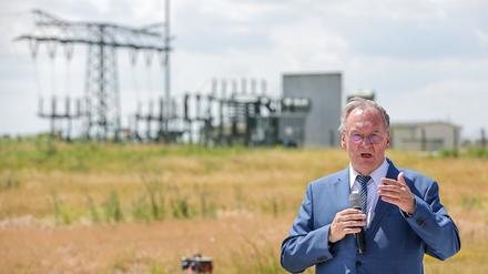 Sachsen-Anhalts Ministerpräsident Reiner Haseloff (CDU) hat große Pläne für das Chipwerk von Intel bei Magdeburg.