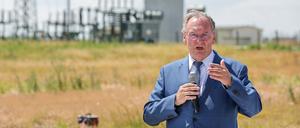 Sachsen-Anhalts Ministerpräsident Reiner Haseloff (CDU) hat große Pläne für das Chipwerk von Intel bei Magdeburg.