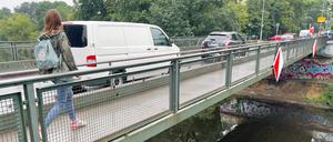 Viel Verkehr auf der Knesebeckbrücke: Ab 2026 soll das Provisorium, das seit dem Fall der Mauer über den Teltowkanal führt, durch einen Neubau ersetzt werden. 