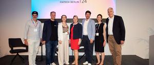Franziska Giffey und ein paar der Köpfe hinter dem neuen Fintech-Festival FIBE, unter anderem Dirk Hoffmann (re.) Geschäftsführer der Messe Berlin.