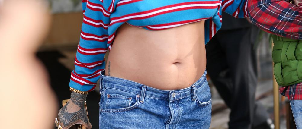 Die schwangere Rihanna bauchfrei in Los Angeles.