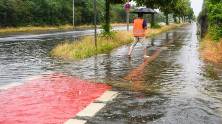 Eine nach der Unwetterfront vom 22. Juni überfluteten Straße in Hannover. 