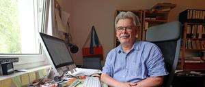 
Pfarrer Bernhard Fricke in seinem Büro in Potsdam-Babelsberg.