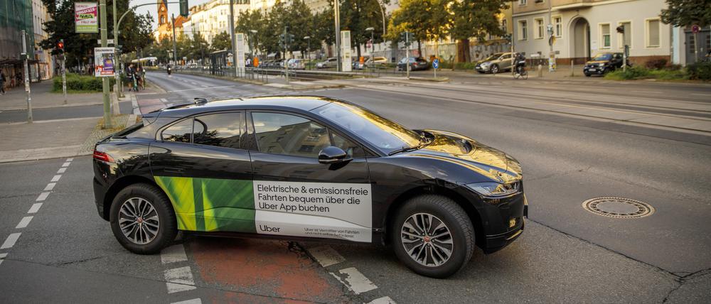 Ein Auto des Fahrdienstleiters Uber fährt in Prenzlauer Berlin.