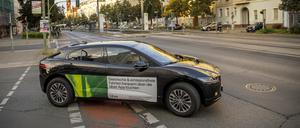 Ein Auto des Fahrdienstleiters Uber fährt in Prenzlauer Berlin. 