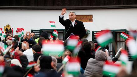 Viktor Orbán vor Anhänger:innen am Nationalfeiertag Ungarns im März 2023.