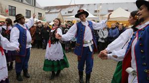 Auf dem Sternenmarkt führten junge Menschen traditionelle polnische Volkstänze auf.