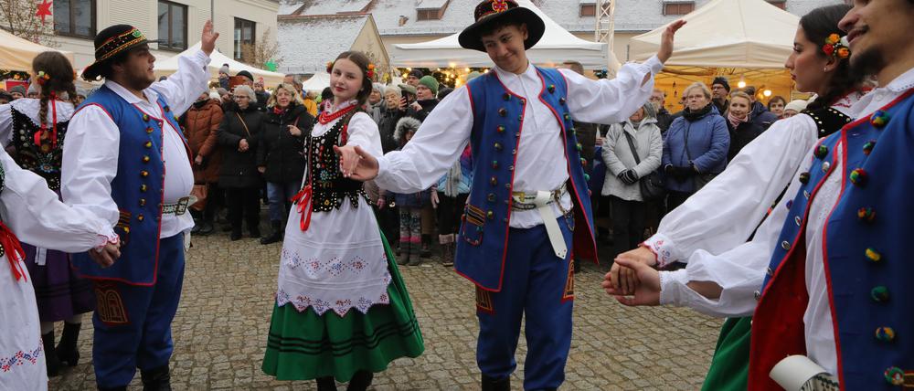 Auf dem Sternenmarkt führten junge Menschen traditionelle polnische Volkstänze auf.