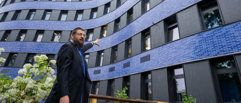 Rabbiner Yehuda Teichtal vor dem Campusgebäude des Pears jüdischer Campus