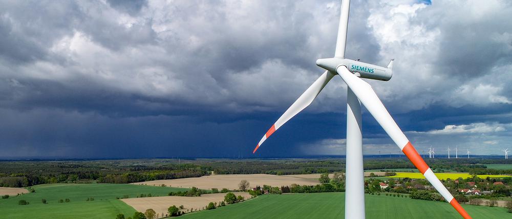 Eine Windenergieanlage des Herstellers Siemens steht auf einem Feld im Landkreis Oder-Spree im Osten des Landes Brandenburg. Siemens Energy leidet weiter unter den Problemen bei seiner spanischen Windkrafttochter Gamesa.