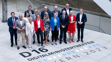 23.06.2023, Bayern, München: Judith Gerlach (CSU, vorne 4.v.r.), Digitalministerin von Bayern, Volker Wissing (FDP, vorne 3.v.r.), Bundesminister für Verkehr und Digitales, und die zuständigen Minister von Bund und Ländern stehen nach einer Konferenz für Digitalisierung für ein Foto zusammen. 