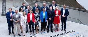 23.06.2023, Bayern, München: Judith Gerlach (CSU, vorne 4.v.r.), Digitalministerin von Bayern, Volker Wissing (FDP, vorne 3.v.r.), Bundesminister für Verkehr und Digitales, und die zuständigen Minister von Bund und Ländern stehen nach einer Konferenz für Digitalisierung für ein Foto zusammen. 