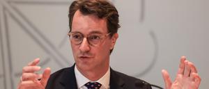 Hendrik Wüst (CDU), Ministerpräsident von Nordrhein-Westfalen, spricht auf einer Pressekonferenz der Landesregierung.
