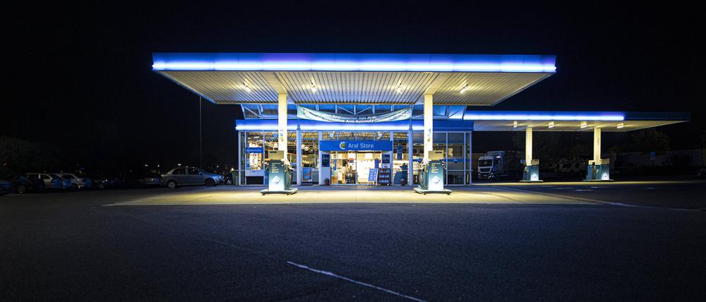 Die höheren Preise merkt man zum Beispiel an der Tankstelle.