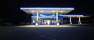 Die höheren Preise merkt man zum Beispiel an der Tankstelle.