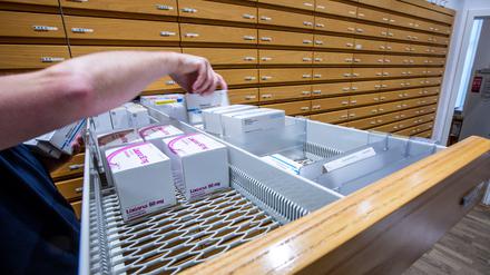 Ein leeres Schubfach in dem sonst rezeptpflichtige Nasentropfen gelagert werden in einem Apothekenschrank.