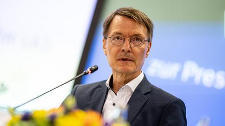 Karl Lauterbach (SPD), Bundesminister für Gesundheit, spricht auf einer Pressekonferenz zu Vorstellung einer Analyse zu erwarteten Effekten auf die Versorgung durch die geplante Krankenhausreform im Unfallkrankenhauses Berlin.