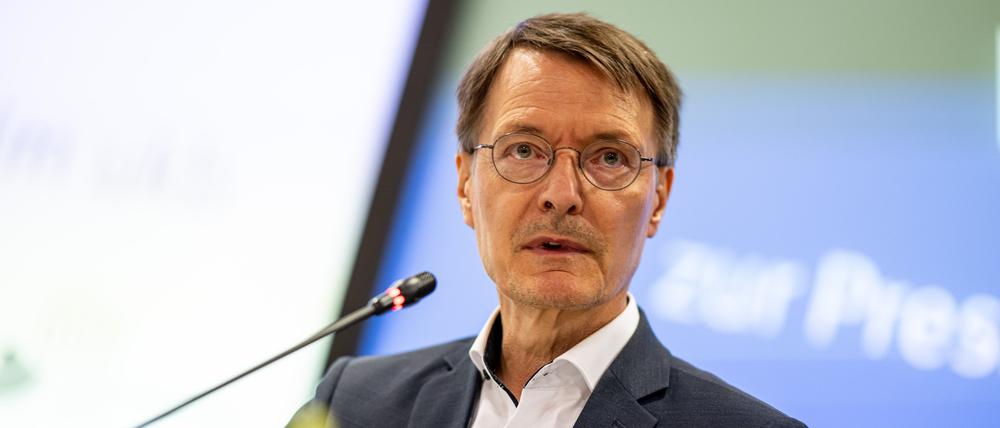 Karl Lauterbach (SPD), Bundesminister für Gesundheit, spricht auf einer Pressekonferenz zu Vorstellung einer Analyse zu erwarteten Effekten auf die Versorgung durch die geplante Krankenhausreform im Unfallkrankenhauses Berlin.