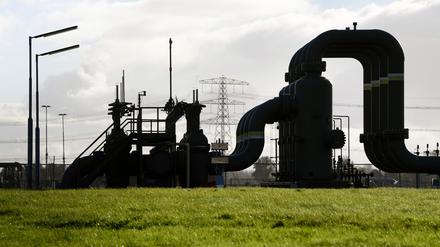 Dieses Foto zeigt Rohre einer Gasförderanlage in der Nähe von Garelsweerd in der holländischen Provinz Groningen. Die Umgebung wird immer wieder von Erdbeben heimgesucht, die auf die Erdgasförderung zurückzuführen sind.