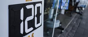 Ein Schild mit der Aufschrift « Rund 120 Mio. ·» steht vor einem Tabak- und Zeitschriften-Geschäft.