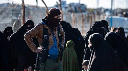 IS-Anhängerinnen werden im Al-Hol-Camp in Nordsyrien bewacht.