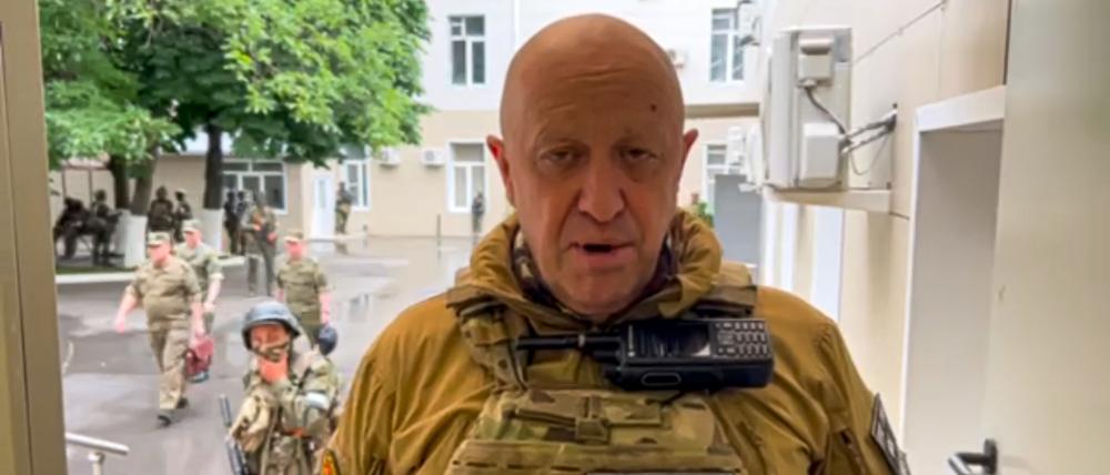 Dieses vom Prigoschin-Pressedienst zur Verfügung gestellte Videostandbild zeigt Jewgeni Prigoschin, Chef der Söldnertruppe Wagner, bei einer Videoansprache. 