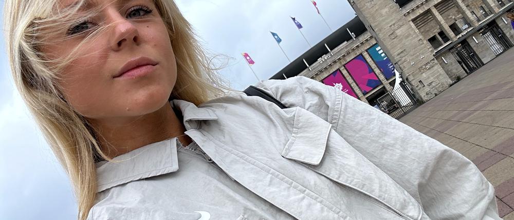 Maren Schiller vor dem Olympiastadion
