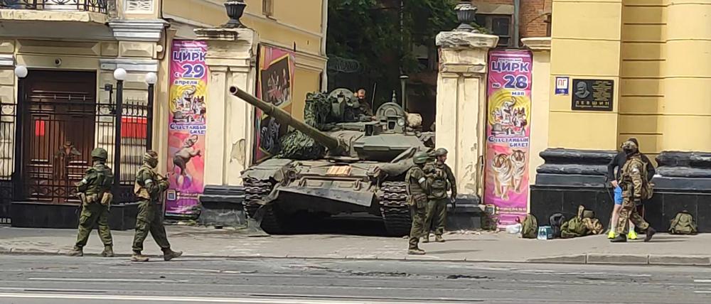 Auf dieser Videoaufnahme steht ein gepanzertes russisches Fahrzeug in einer Straße in Rostow am Don.