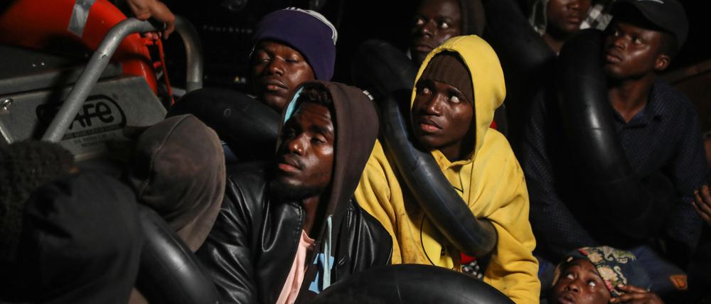 Die tunesische Küstenwache fängt kleine Boote mit Migranten ab, die versuchen, das Mittelmeer zu überqueren, und schleppt sie zurück an die Küste der südtunesischen Stadt Sfax.