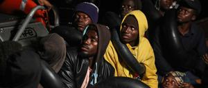 Die tunesische Küstenwache fängt kleine Boote mit Migranten ab, die versuchen, das Mittelmeer zu überqueren, und schleppt sie zurück an die Küste der südtunesischen Stadt Sfax.
