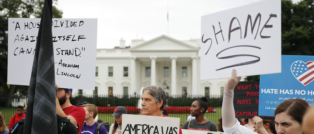 Protest gegen Trump. Eine Demonstration gegen rechtsradikale Gewalt vor dem Weißen Haus.
