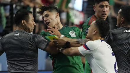 Sergino Dest (r.) von den USA rangelt mit Gerardo Arteaga von Mexiko. 