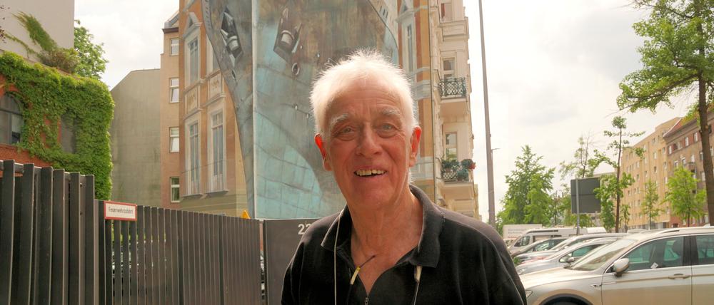 Gert Neuhaus vor seinem Wandbild mit dem Ozeandampfer „Phoenix“ an der Wintersteinstraße.