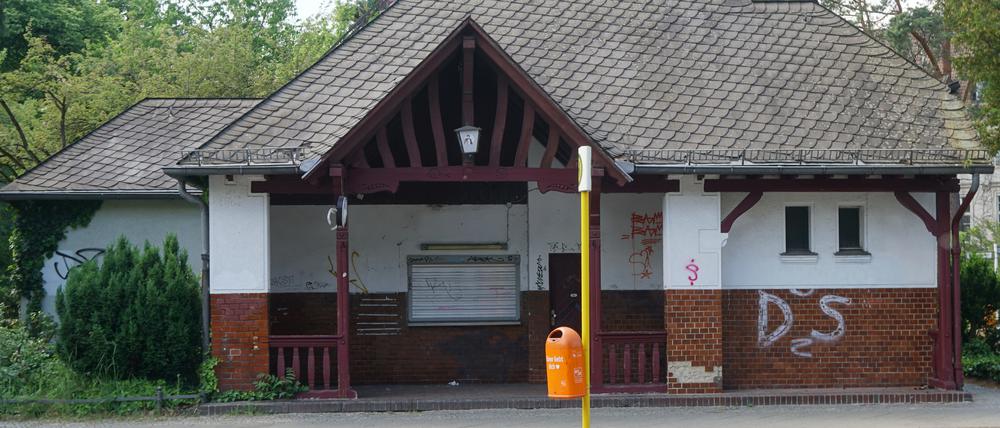Der verwaiste alte Kiosk auf dem Bismarckplatz in Grunewald.