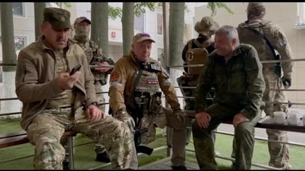 Krisentreffen in Rostow am Don: Wagnertruppenchef Prigoschin (Mitte) und der Stellvertreter des ihm verhassten Verteidigungsministers Shoigu, Yunus-Bek Jewkurow (rechts), am Samstag.