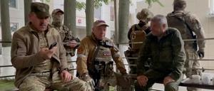 Krisentreffen in Rostow am Don: Wagnertruppenchef Prigoschin (Mitte) und der Stellvertreter des ihm verhassten Verteidigungsministers Shoigu, Yunus-Bek Jewkurow (rechts), am Samstag.