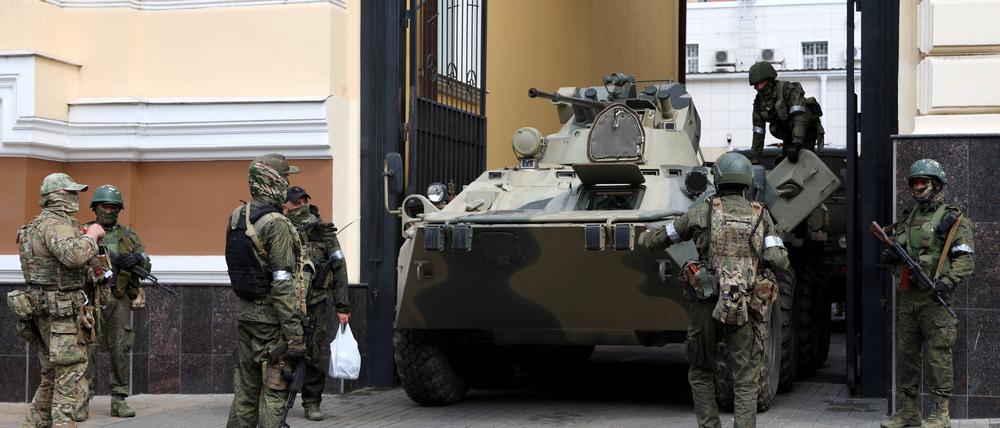 Wagner-Kämpfer und ein gepanzertes Fahrzeug sind in der Budyonnovsky-Prospekt-Straße in Rostow am Don zu sehen.