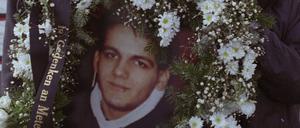 Mehr als 8000 Menschen nahmen im November 1991 an einem Trauermarsch für Mete Eksi teil. 