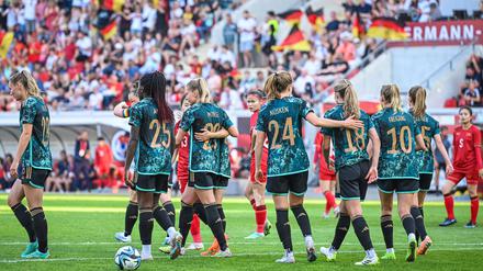 Da lief es noch. Deutsche Spielerinnen bejubeln das 2:0. 
