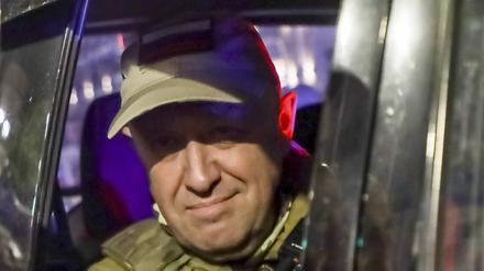 Jewgeni Prigoschin, der Eigentümer des Militärunternehmens Wagner Group, blickt aus einem Militärfahrzeug auf einer Straße in Rostow am Don.