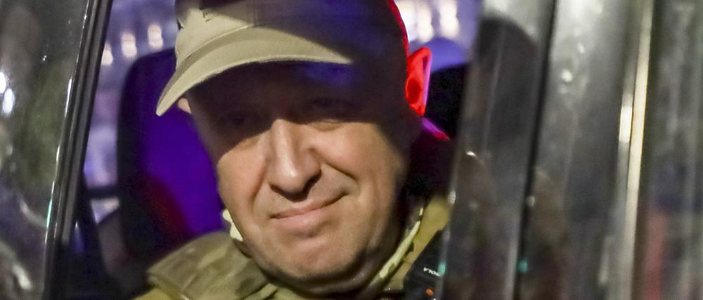 Jewgeni Prigoschin, der Eigentümer des Militärunternehmens Wagner Group, blickt aus einem Militärfahrzeug auf einer Straße in Rostow am Don.