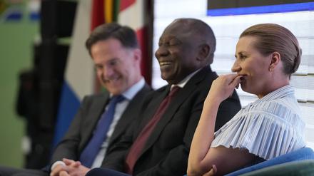 Mark Rutte (von links nach rechts), Ministerpräsident der Niederlande mit Cyril Ramaphosa, Präsident von Südafrika, und Mette Frederiksen, Ministerpräsidentin von Dänemark, beim Wirtschaftsforum Dänemark-Niederlande-Südafrika.