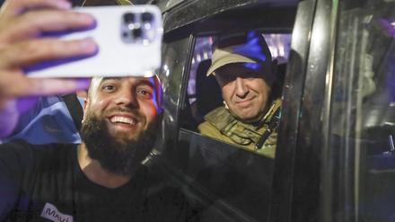 Söldner-Führer Jewgeni Prigoschin gewährt einem Fan ein Selfie. 