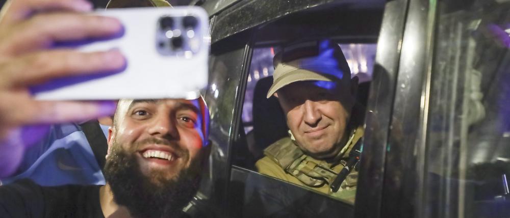 Wagner-Chef Jewgeni Prigoschin (r.) verlässt den Militärstützpunkt in Rostow.