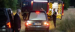 Ein Bestattungswagen fährt an der Unfallstelle. Bei einem Unfall während einer Ausflugsfahrt mit einem Bagger sind im Landkreis Harburg ein Kind und ein Erwachsener gestorben.