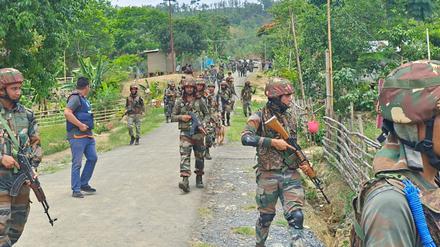Soldaten der indischen Armee patrouillieren während einer Sicherheitsoperation in Berg- und Talgebieten im nordöstlichen Bundesstaat Manipur, Indien.