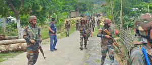 Soldaten der indischen Armee patrouillieren während einer Sicherheitsoperation in Berg- und Talgebieten im nordöstlichen Bundesstaat Manipur, Indien.