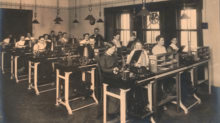Der Hughes-Saal mit Telegrafisten und Telegrafistinnen im Postamt Wien 7,  um 1913.