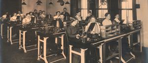 Der Hughes-Saal mit Telegrafisten und Telegrafistinnen im Postamt Wien 7,  um 1913.